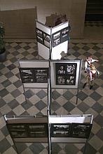 ...z terenów Nowej Huty i okolic oraz zespół tekstów bogato opisujących te fotografie...