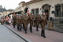 Grupa ułanów i harcerzy w pochodzie do Bazyliki Świętej Trócy przy ul. Dominikańskiej.