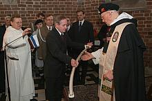 ...w dowód szacunku i wdzięczności został obdarowany szablą. 