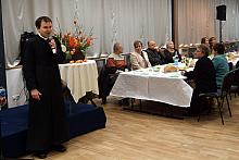 Skromny, jeszcze postny, złożony z jajek, śledzi, sałatek i babek, posiłek poświęcił ksiądz kapelan.