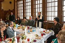 Wielkanocny stół poświęcił ks. Bogdan Kordula, dyrektor krakowskiego Caritasu.