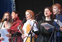 ...udowodnili, że nie tylko wspaniale śpiewają lecz także potrafią zachęcić innych do śpiewu pieśni, które są niezbywalną części