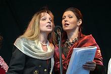 Wszyscy wykonawcy - i ci na estradzie i ci na płycie Rynku - wspaniale wczuli się w atmosferę majowego święta.