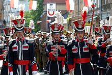 Na czele pochodu szła orkiestra w mundurach przypominających czasy Księstwa Warszawskiego.