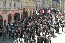 Pochód z Wawelu na Plac Matejki szedł odświętnie udekorowaną Drogą Królewską.