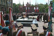 Pochód zatrzymał się na Placu Matejki przy Grobie Nieznanego Żołnierza.