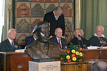 Spotkanie otworzył Kazimierz Barczyk, Przewodniczący Rady Muzeum AK. W prezydium zasiedli najdostojniejsi z zaproszonych gości. 