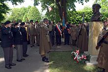 Ostatni weterani II Korpusu oddali honory pomnikowi swojego dowódcy.