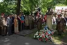 Park im. dr. Henryka Jordana zyskał nowy pomnik, kolejną kartkę w kamiennym i brązowym podręczniku ojczystej historii.