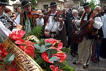 Wśród żegnajacych wielkiego uczonego i wielkiego humanistę nie zabrakło góralskiej kapeli.