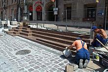 Na Małym Rynku powstały elementy małej architektury...