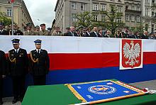 Sztandar ufundowany przez społeczeństwo Małopolski oczekiwał na stole przykrytym zielonym suknem.