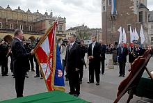 Jan Golonka, starosta nowosądecki a zarazem przewodniczący Konwentu Starostów Województwa Małopolskiego przekazał sztandar Janus