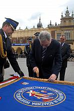 Zgodnie ze starą tradycją w drzewcu sztandaru bito gwoździe. Jeden z nich wbił Prezydent Miasta Krakowa profesor Jacek Majchrows