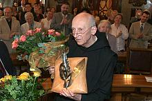 Chwilę po wręczeniu Ojciec Leon Knabit zaprezentował Laur.