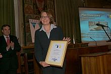 Przedstawicielka inwestora z dyplomem potwierdzającym zajęcie pierwszego miejsca przez "Plac Dworcowy".