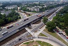 Estakadę zbudowała krakowska firma Budostal-5 SA, od roku 1949 obecna na rynku budowlanym.
