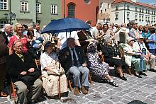 Wsród obecnych na otwarciu było wiele znanych krakowskich postaci. Na zdjęciu od lewej: prof. Aleksander Krawczuk, znawca nie ty