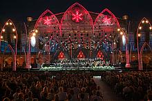 Scena ustawiona na krakowskim Rynku Głównym rozbłysła światłem.