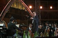 ...panował nad orkiestrą, chórami...