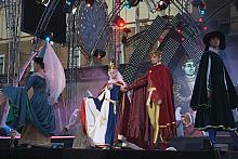 Średniowiecze to nie tylko asceza, to także wspaniałe monarsze dwory, takie jak dwór Jadwigi i Jagiełły.