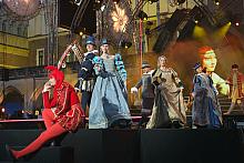 Dwór Bony i Zygmunta zwanego Starym to wspaniałe stroje, piękny taniec, ale to także zaduma Stańczyka, starego żołnierza, który 