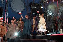 Biało czerwone chorągiewki, kostiumy z epoki, rekwizyty narodowe w formie lecz socjalistyczne w treści.