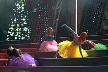 Zachwycała reżyseria, choreografia i wspaniałe kostiumy.