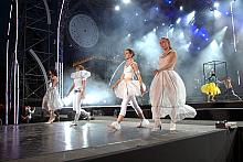 ...od strojów z czasów Bolesław Wstydliwego i Kunegundy, po "współczesne projekty ubrań futurystycznych".