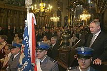 Poczet sztandarowy krakowskiej policji. 