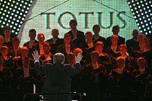 ...a w tle, za sylwetkami chórzystów, ukazywały obrazy.