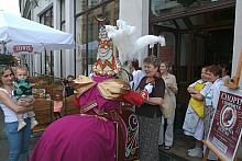 Dorośli krakowianie też lubią lajkonikowe uderzenie "na szczęście".