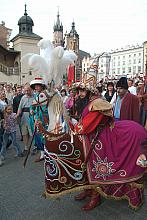 Tatarzyn już na Rynku Głównym. Tu też - podobnie jak na całej trasie pochodu - rozdaje symboliczne razy pałką i inkasuje haracz 