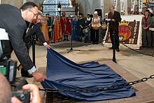 Jest to tablica upamiętniająca lokację sprzed 750 lat. Wykonał ją znany krakowski rzeźbiarz, profesor Akademii Sztuk Pięknych Cz