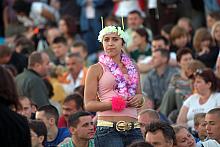 Wianki są tradycją starą lecz ciągle żywą.  Tegoroczna uczestniczka imprezy harmonijnie połączyła tradycyjny, pradawny wianek z 