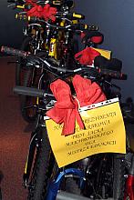 Za szczególnie dobre wyniki w nauce podopieczni Stowarzyszenia otrzymują tytuł "Mistrza Edukacji" a nagrodą były rower