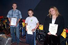 Mistrzowie z rowerami od Prezydenta Miasta Krakowa.