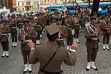 ...której tony przygłuszyły zwykły miejski gwar.