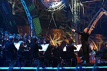 Trwający godzinę utwór oparto na różnych tekstach. Wykorzystane zostały teksty biblijne, fragmenty "Pochwały Krakowa" 