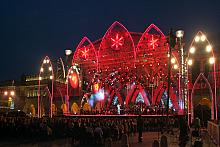 "Gotycka estrada", zachwycająca niezwykłymi efektami świetlnymi, była ważnym elementem spektaklu.