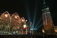 Na scenie pojawiła się biała sylwetka kompozytora, który sam dyrygował koncertem.