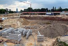 Prace przy Rondzie Mogilskim - które powstało po II wojnie światowej w miejsce dawnego austriackiego fortu - postępują. 