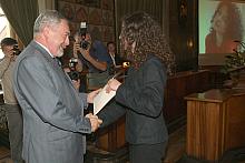 Agnieszka Grochowicz - absolwentka Wydziału Aktorskiego Państwowej Wyższej Szkoły Teatralnej w Krakowie oraz Newcastle High Scho