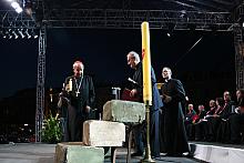 Ksiądz Stanisław kardynał Dziwisz, Metropolita Krakowski osobiście zapalił "świecę główną" Kongresu.