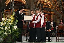 Elżbieta Lęcznarowicz, zastępca Prezydenta Krakowa ds. edukacji i spraw społecznych przekazała młodym śpiewakom symboliczne kluc