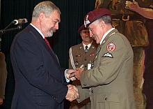 ...któremu wręczył Odznakę "Honoris gratia".