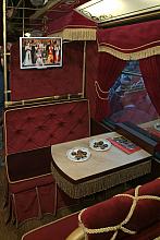 Tradycyjne siedzenia zastąpiono miękkimi, pluszowymi kanapami. 
