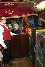 W wagonie znajduje się bar. 