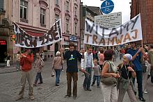 Tramwaj powitali entuzjastycznie młodzi miłośnicy komunikacji miejskiej.