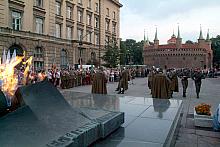 Zmiana posterunku honorowego przy Grobie Nieznanego Żołnierza. Wartę wystawiły: 5. Pułk Dowodzenia, 6. Brygada Desantowo-Szturmo